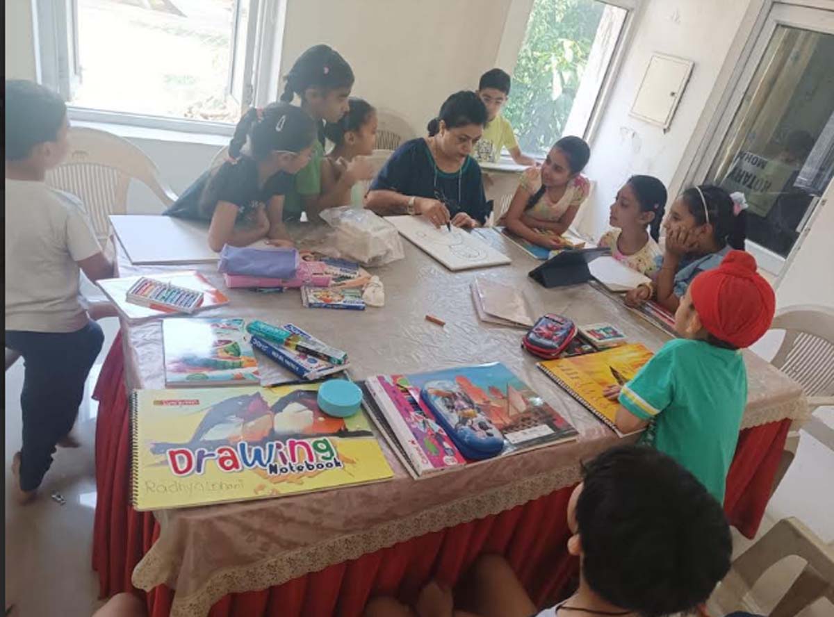 ਰੋਟਰੀ ਕਲੱਬ ਦੇ ਸਮਰ ਕੈਂਪ ਦੌਰਾਨ ਬੱਚਿਆਂ ਨੂੰ ਸਿਖਾਈਆਂ ਜਾ ਰਹੀਆਂ ਹਨ ਕਈ ਕਲਾਵਾਂ